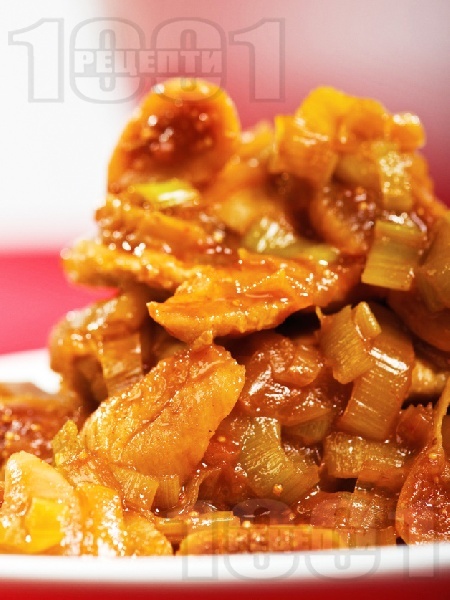 Вкусна свинска кавърма със сушени смокини и праз лук в тенджера - снимка на рецептата